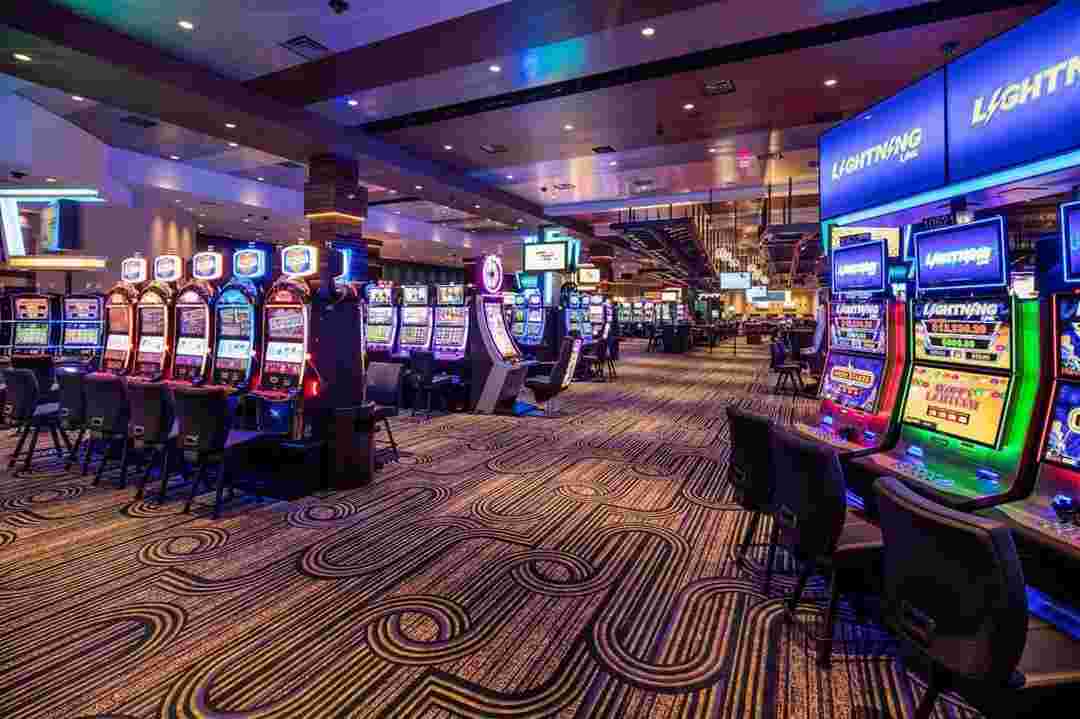 Sảnh casino tại Golden Galaxy Hotel với kho trò chơi đồ sồ sẵn sàng phục vụ